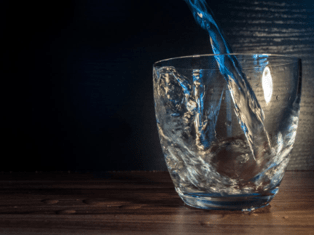 https://libreshot.com/water-is-poured-into-the-glass/